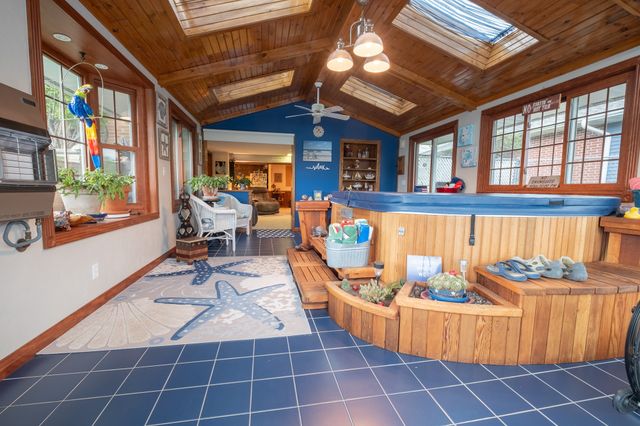 1303 S 6th Avenue E, Newton, IA 50208