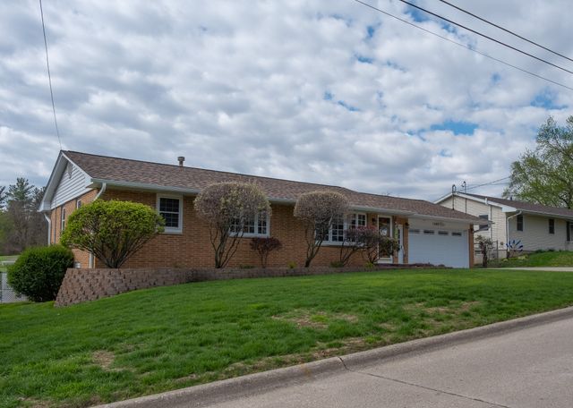 1303 S 6th Avenue E, Newton, IA 50208