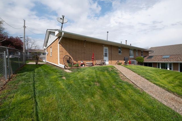 1303 S 6th Avenue E, Newton, IA 50208
