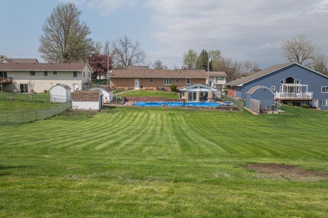 1303 S 6th Avenue E, Newton, IA 50208