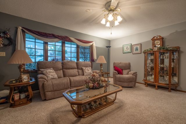 1303 S 6th Avenue E, Newton, IA 50208