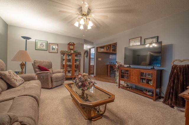 1303 S 6th Avenue E, Newton, IA 50208