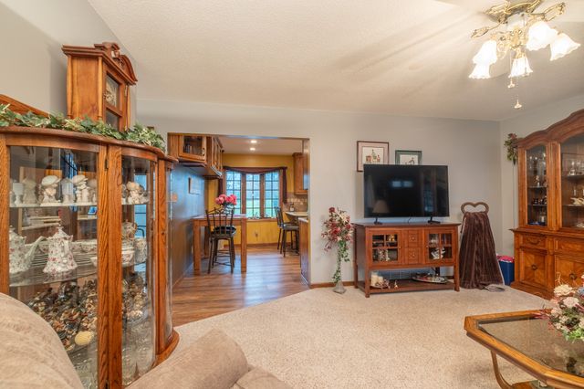 1303 S 6th Avenue E, Newton, IA 50208