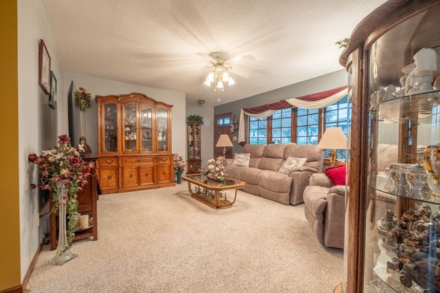1303 S 6th Avenue E, Newton, IA 50208