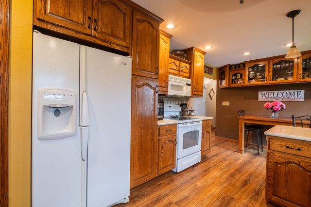 1303 S 6th Avenue E, Newton, IA 50208
