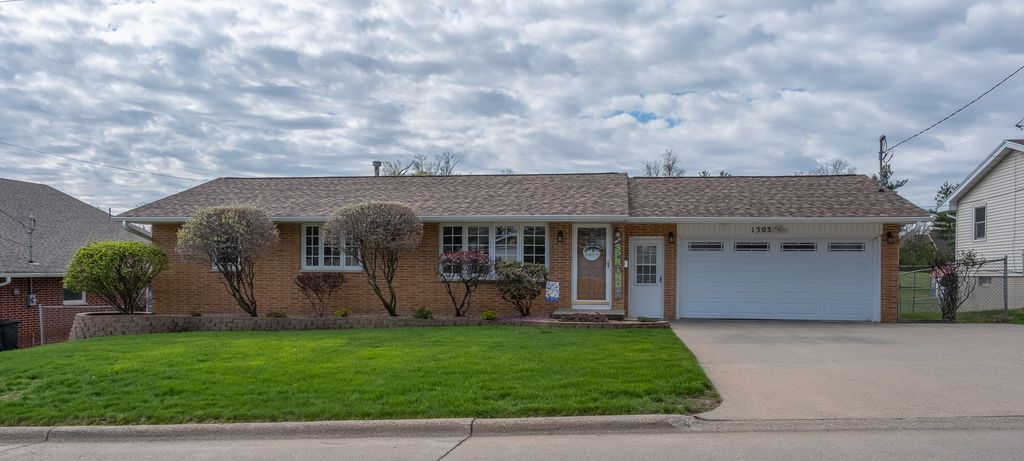 1303 S 6th Avenue E, Newton, IA 50208