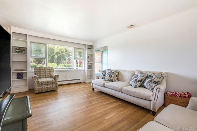 27 West Side Avenue, East Quogue, NY 11942