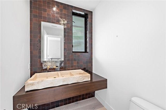 2340 Crestview Drive, Laguna Beach, CA 92651