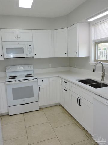 3890 Sailwind Dr, Gulf Breeze, FL 32563