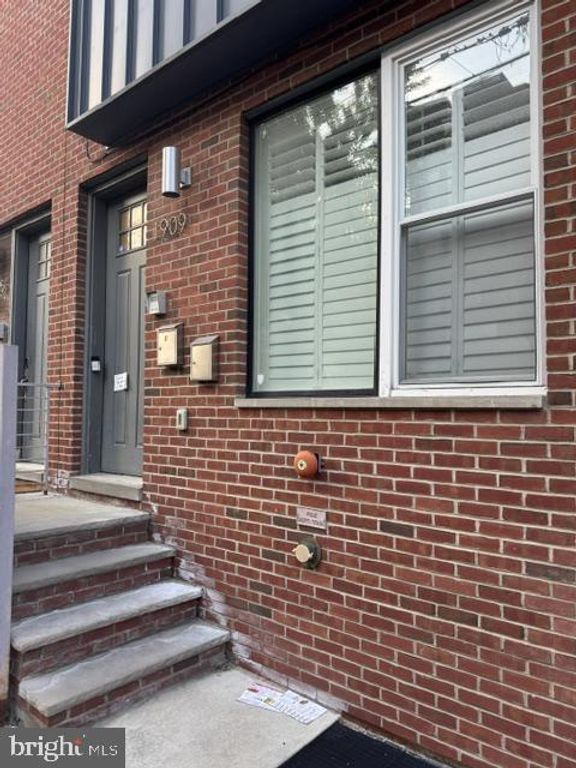 1909 E HAGERT ST #1, PHILADELPHIA, PA 19125 — exterior