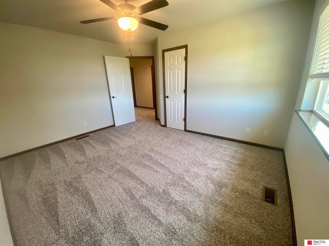 5801 Holmstrom Court, Lincoln, NE 68516