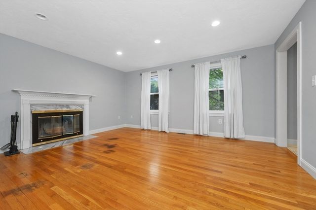 2 Minuteman Ln, Wellesley, MA 02481