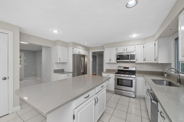 2 Minuteman Ln, Wellesley, MA 02481