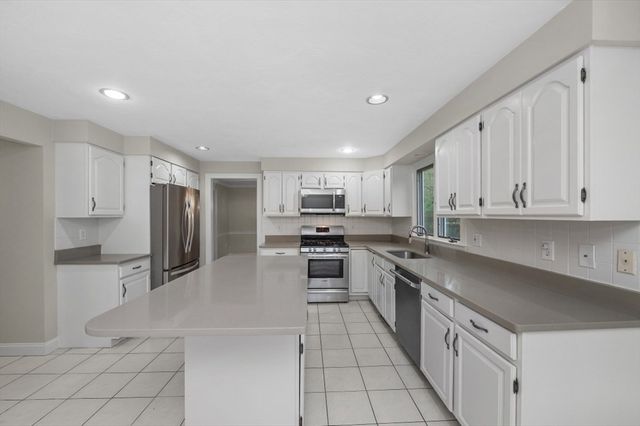 2 Minuteman Ln, Wellesley, MA 02481