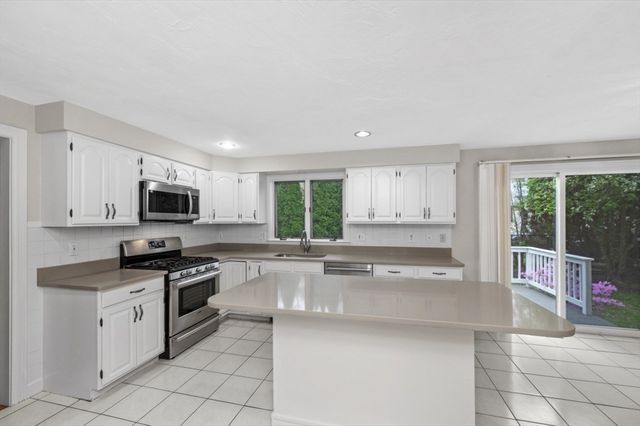 2 Minuteman Ln, Wellesley, MA 02481