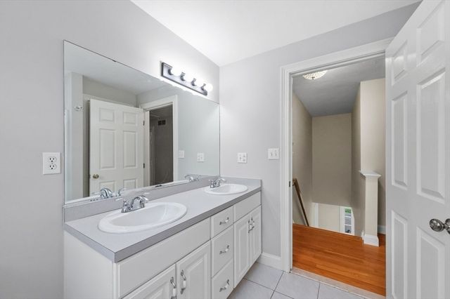 2 Minuteman Ln, Wellesley, MA 02481