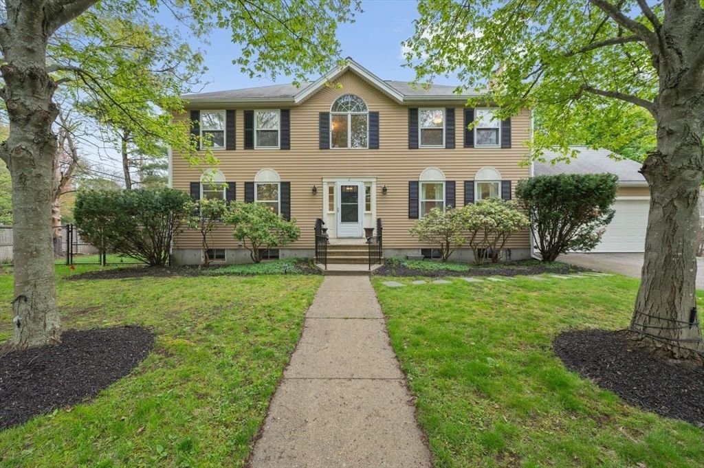 2 Minuteman Ln, Wellesley, MA 02481