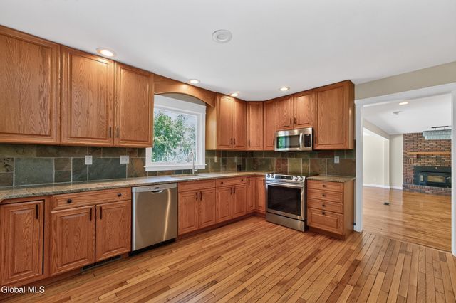 88 Oak Valley Way, Queensbury, NY 12804