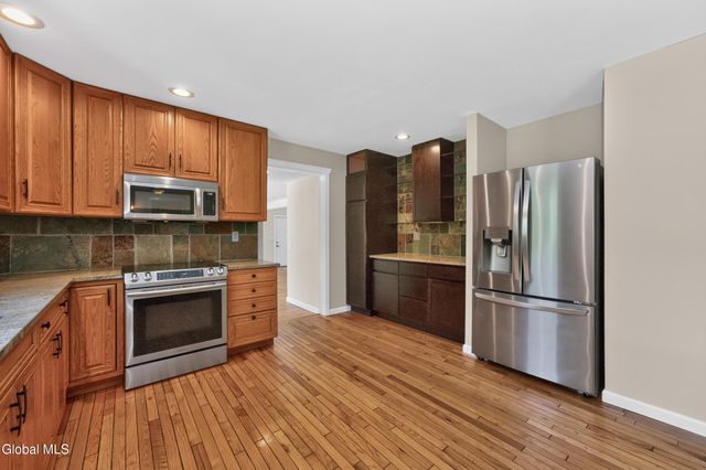 88 Oak Valley Way, Queensbury, NY 12804