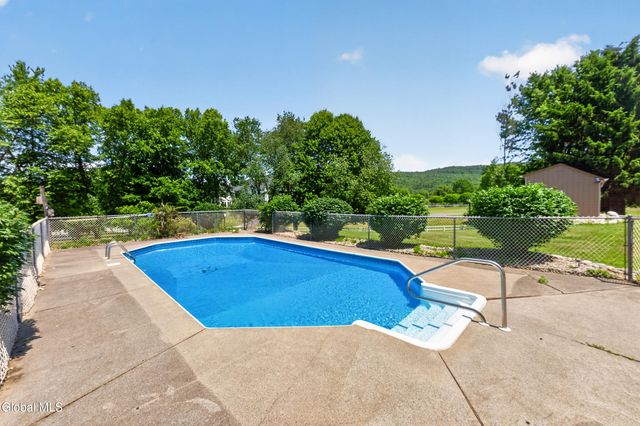 88 Oak Valley Way, Queensbury, NY 12804