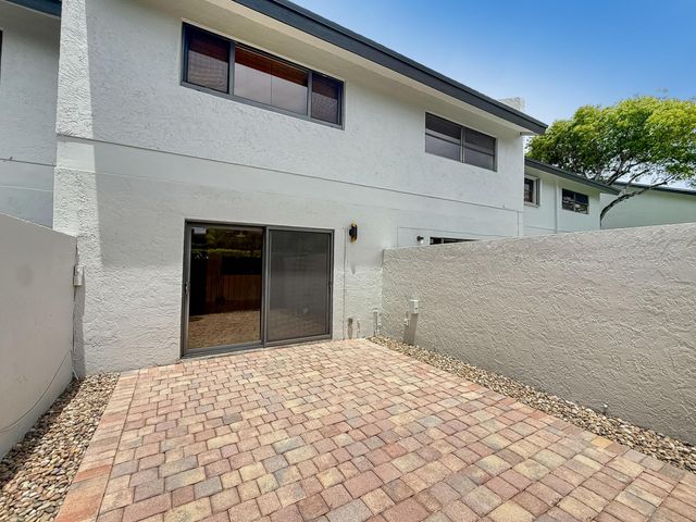2700 S Oakland Forest Drive 305, Oakland Park, FL 33309