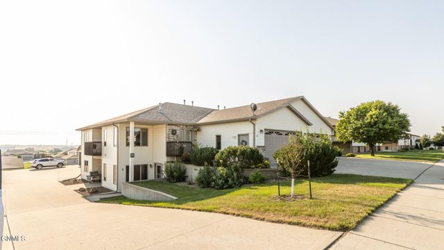 1527 N 33rd Street, Bismarck, ND 58501 property photo