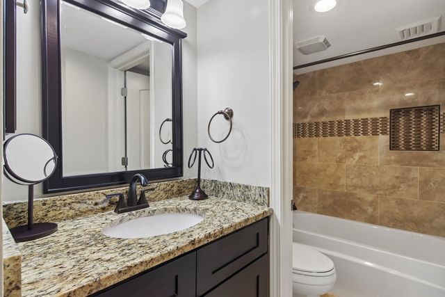 101 E Janata Boulevard 3B, Lombard, IL 60148