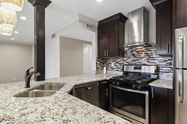 101 E Janata Boulevard 3B, Lombard, IL 60148