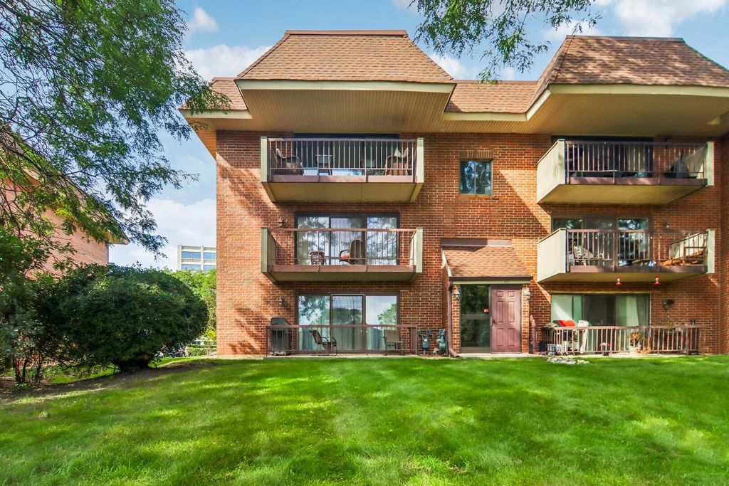 101 E Janata Boulevard 3B, Lombard, IL 60148