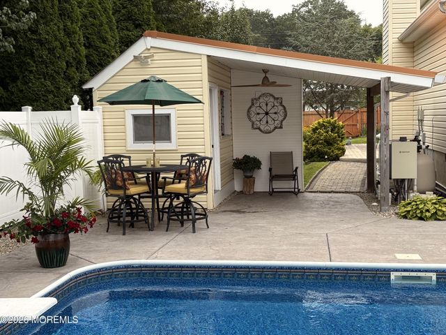 978 Feathertree Drive, Toms River, NJ 08753