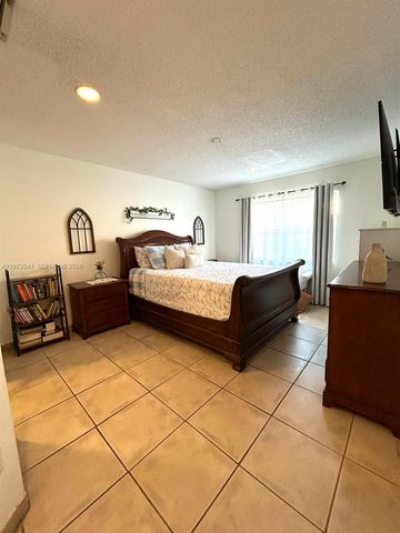 7851 NW 34th Pl, Davie, FL 33024