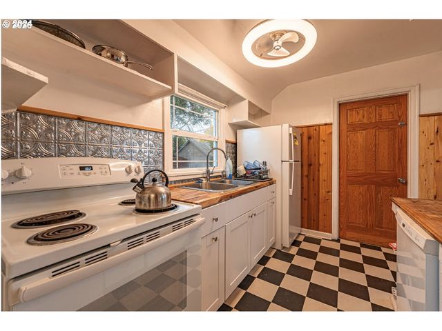 123 ELKAY Dr, Eugene, OR 97404