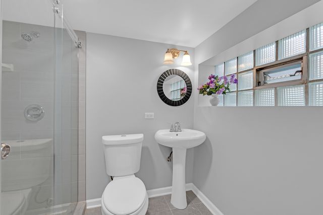 5830 N NAGLE Avenue, Chicago, IL 60646