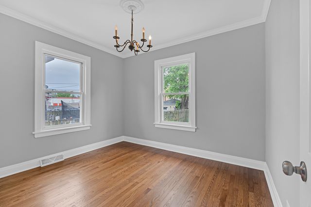 5830 N NAGLE Avenue, Chicago, IL 60646