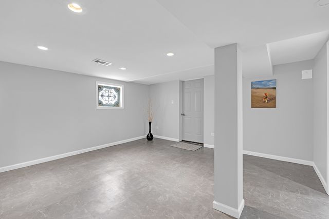 5830 N NAGLE Avenue, Chicago, IL 60646