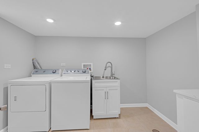 5830 N NAGLE Avenue, Chicago, IL 60646
