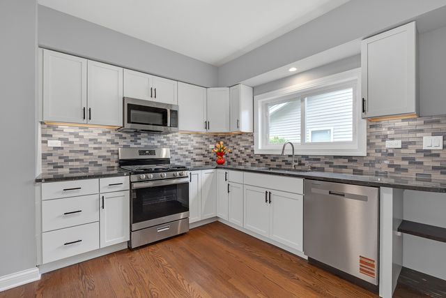 5830 N NAGLE Avenue, Chicago, IL 60646
