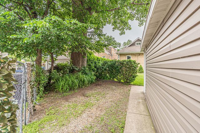 5830 N NAGLE Avenue, Chicago, IL 60646