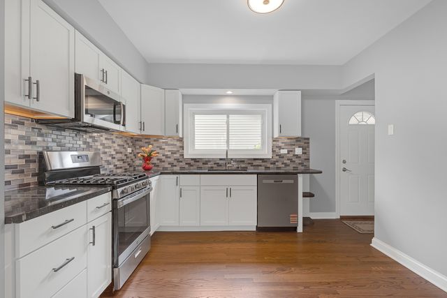 5830 N NAGLE Avenue, Chicago, IL 60646