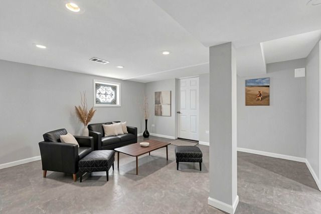 5830 N NAGLE Avenue, Chicago, IL 60646
