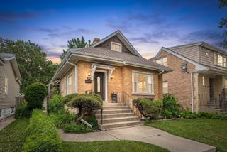 5830 N NAGLE Avenue, Chicago, IL 60646