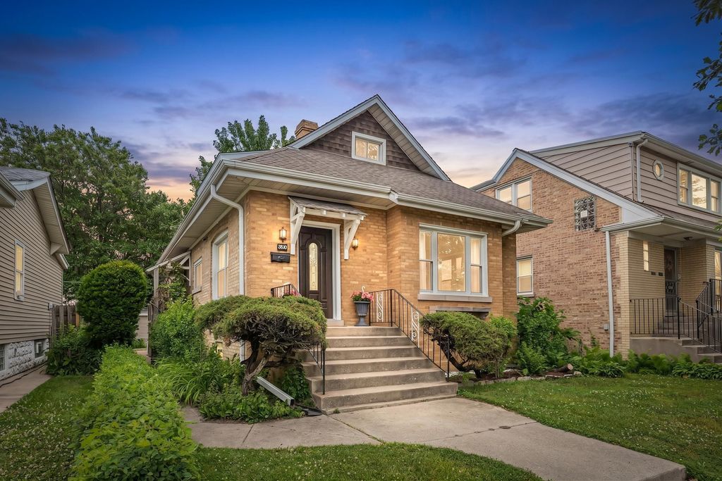5830 N NAGLE Avenue, Chicago, IL 60646