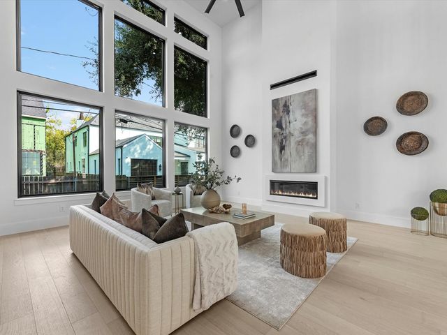 811 Woodstock Street, Bellaire, TX 77401