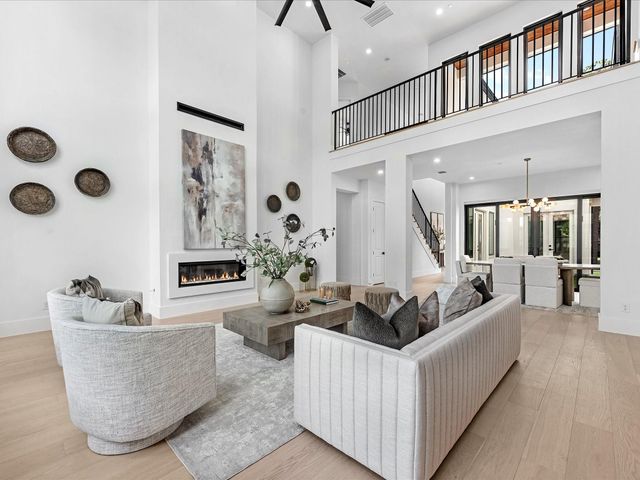 811 Woodstock Street, Bellaire, TX 77401