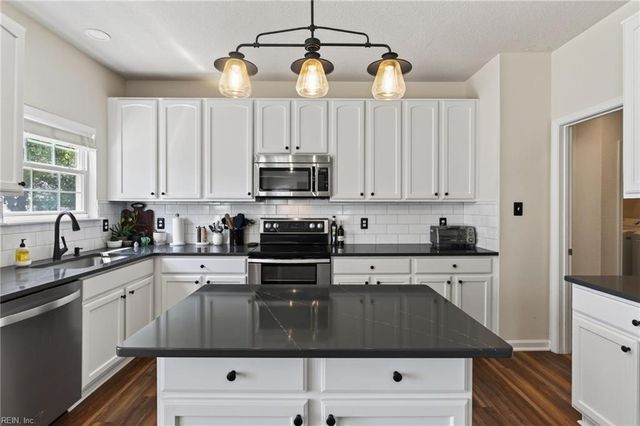 2004 Acentala QUAY, Chesapeake, VA 23321