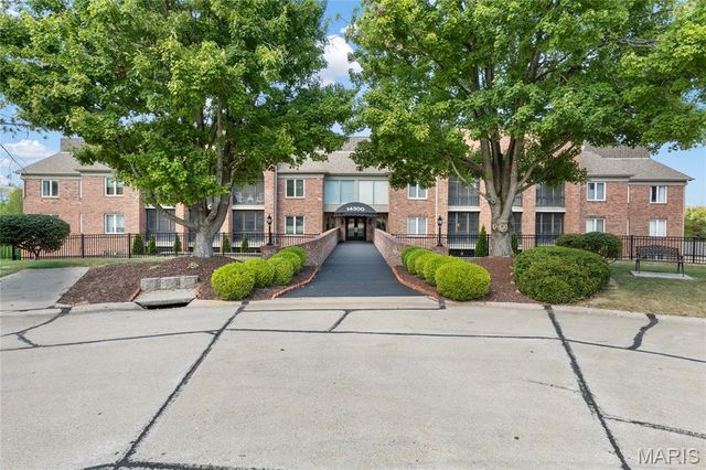 14300 Conway Meadows Court 202, Chesterfield, MO 63017