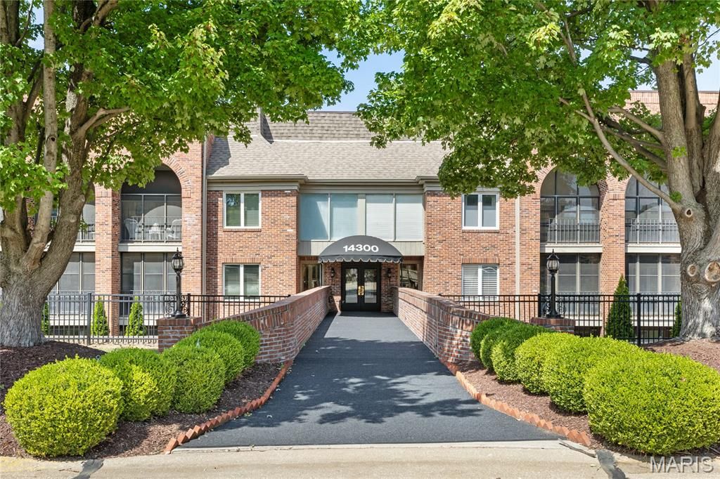 14300 Conway Meadows Court 202, Chesterfield, MO 63017