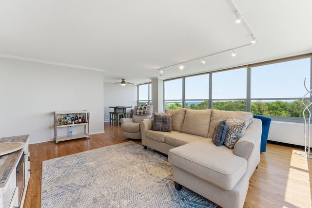 3550 N Lake Shore Drive 902, Chicago, IL 60657