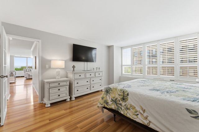 3550 N Lake Shore Drive 902, Chicago, IL 60657