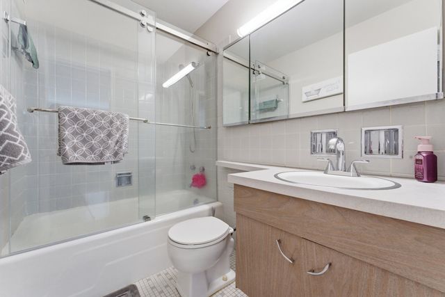 3550 N Lake Shore Drive 902, Chicago, IL 60657
